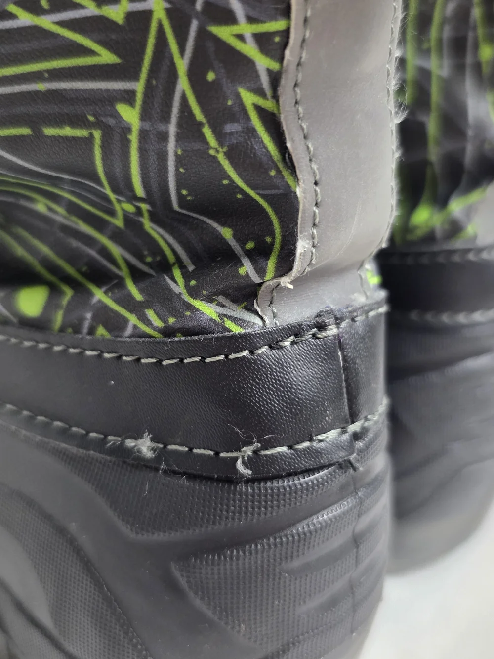 Members Mark 11/12 Kids LIGHT UP High Visibility Black & Green Winter Snow Boots